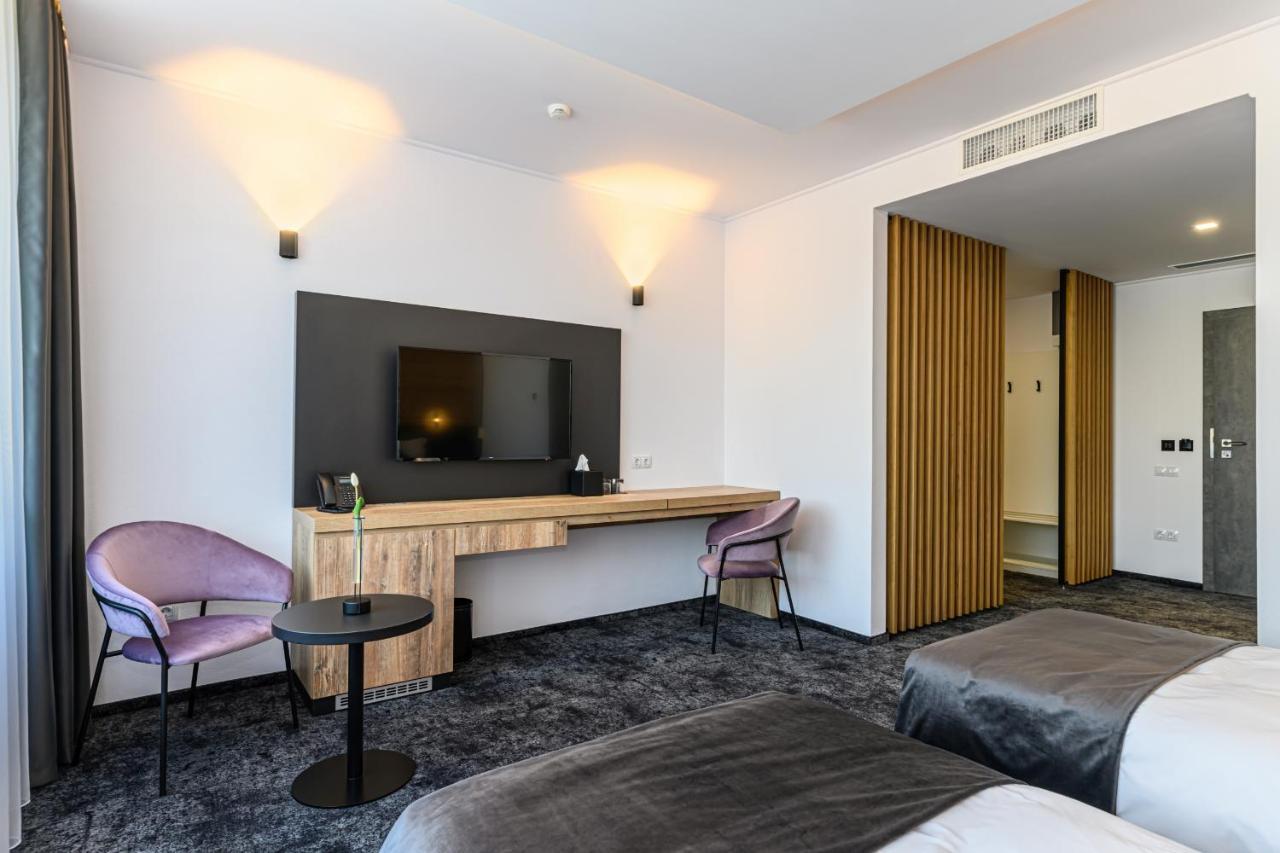 B The Hotel Sfântu-Gheorghe 외부 사진