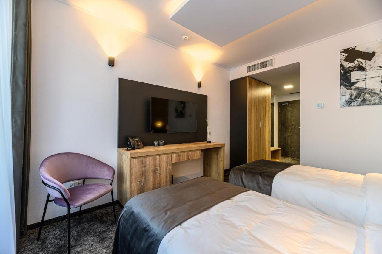 B The Hotel Sfântu-Gheorghe 외부 사진