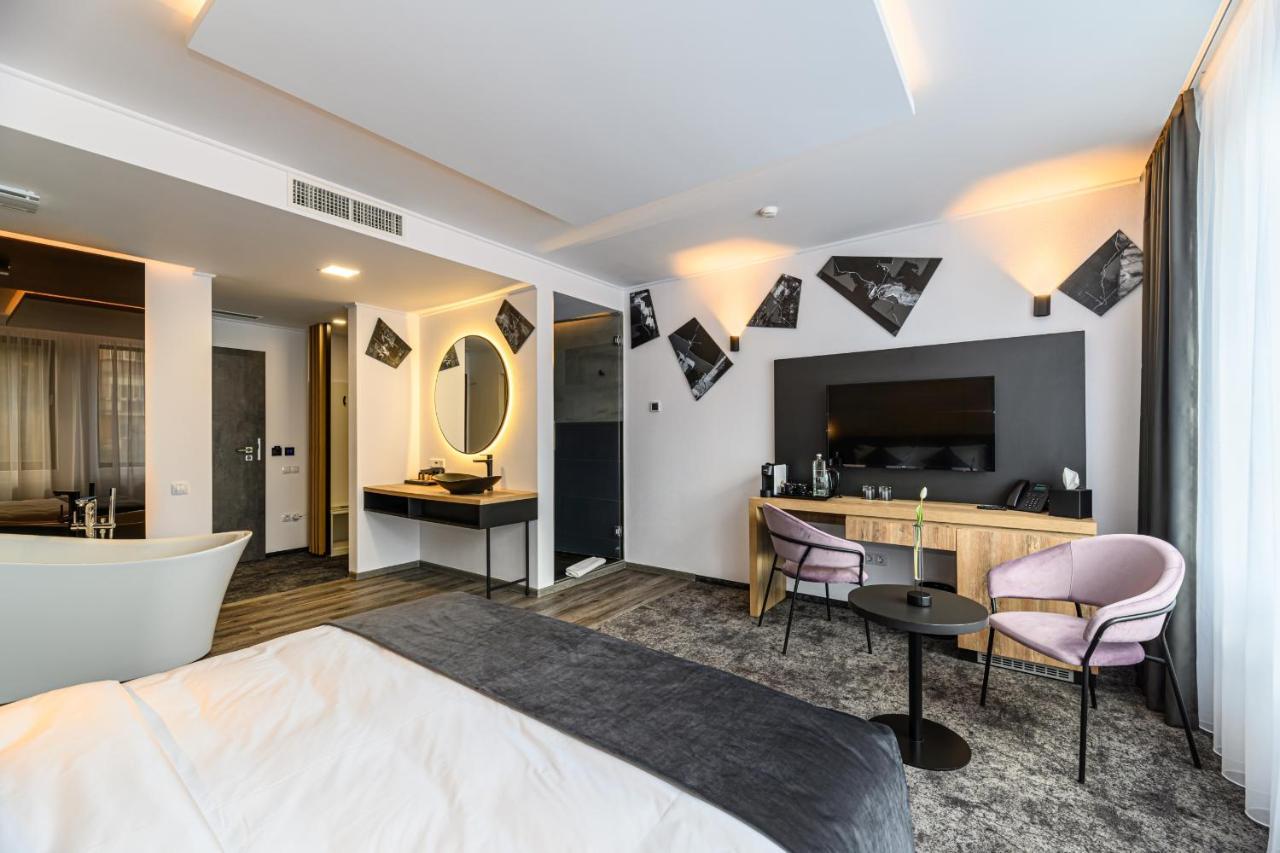 B The Hotel Sfântu-Gheorghe 외부 사진